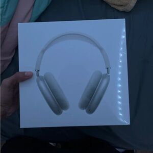 CYBER WEEKEND SALE‼️🔥 BUY BRAND NEW APPLE AIR MAX FOR ONLY AN AFFORDABLE PRICE💯